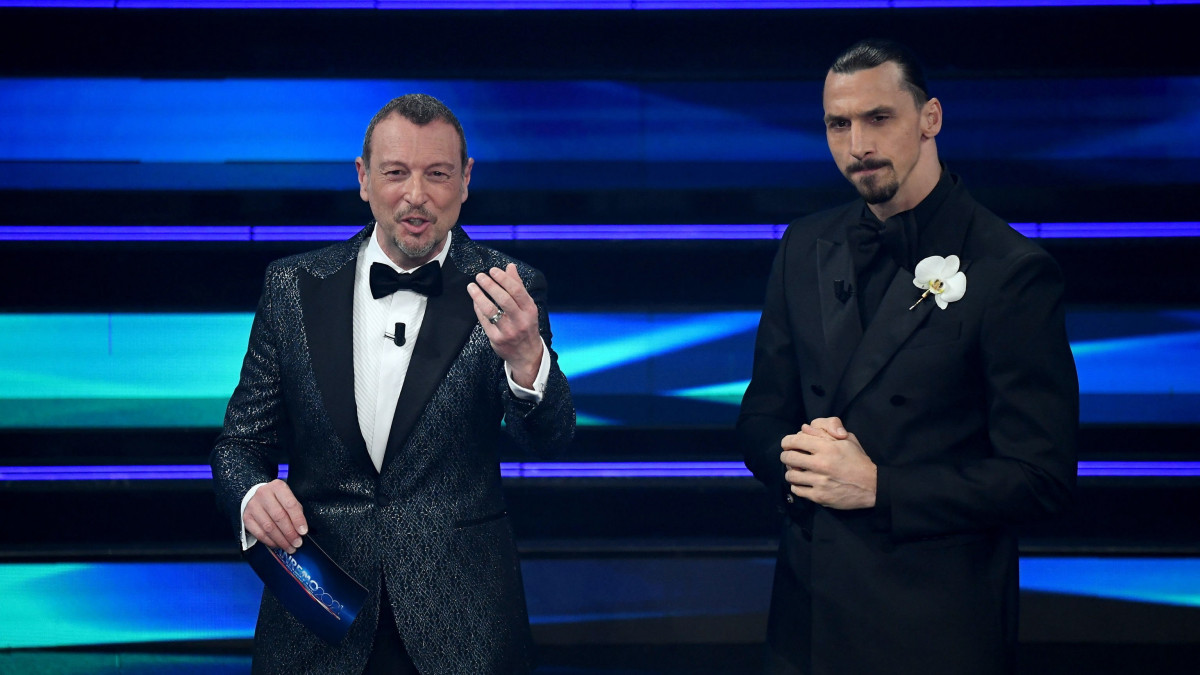 Amadeus, a 71. Sanremó-i Dalfesztivál házigazdája (b) és Zlatan Ibrahimovic, az AC Milan svéd labdarúgója a hatnapos programsorozat megnyitóján az olaszországi Sanremóban 2021. március 2-án. Olaszország legkedveltebb dalfesztiválját az idén történetében először közönség nélkül tartják meg a koronavírus-járvány miatt.