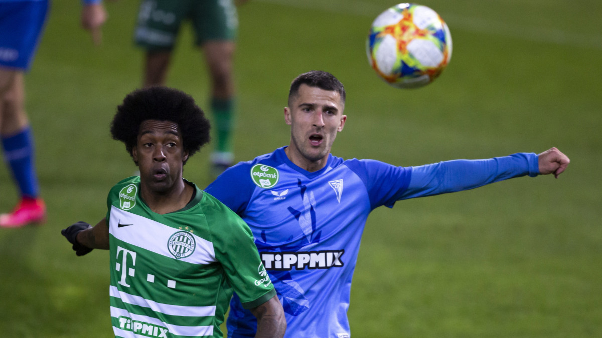 A ferencvárosi Franck Boli (b) és a zalaegerszegi  Bojan Sankovic a labdarúgó OTP Bank Liga 25. fordulójában játszott ZTE FC - Ferencvárosi TC mérkőzésen a zalaegerszegi ZTE Arénában 2021. március 7-én.