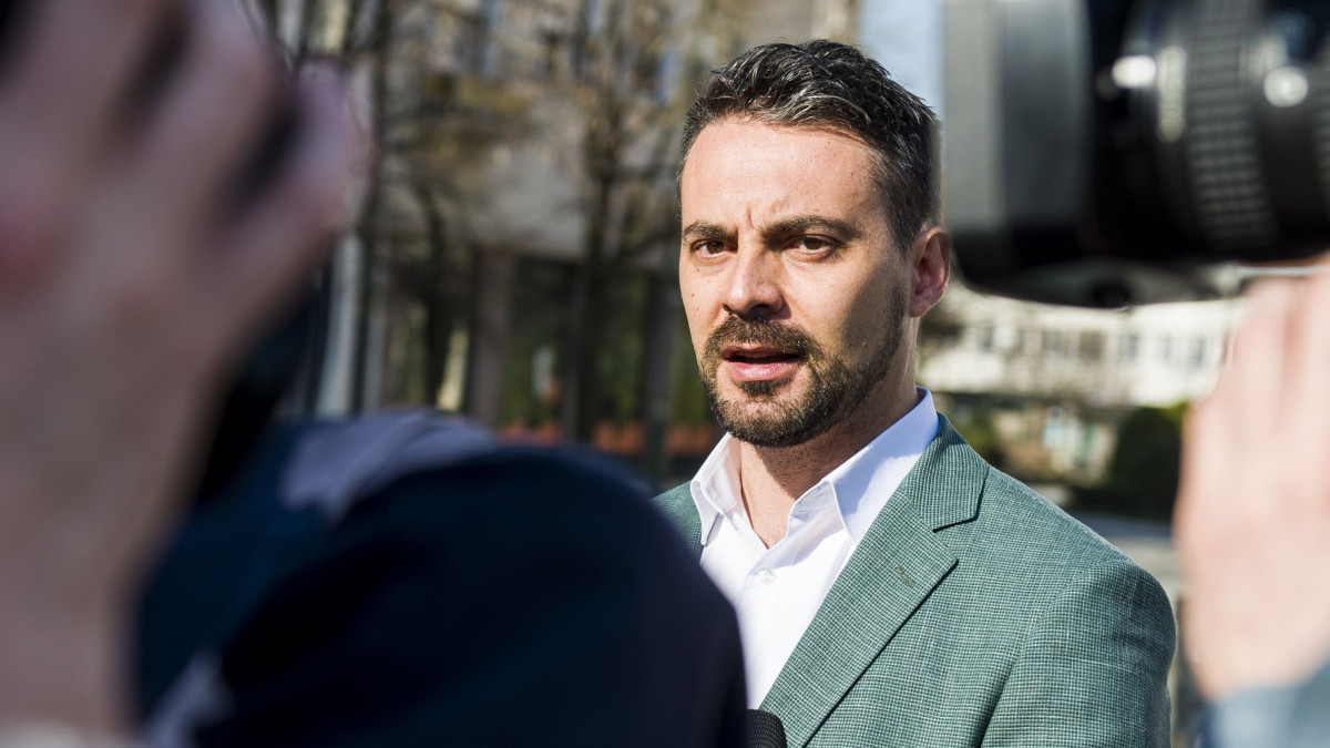 Vona Gábor, a Jobbik elnöke újságíróknak nyilatkozik, miután szavazott a gyöngyösi Pátzay János Katolikus Zeneiskolában az országgyűlési képviselő-választáson 2018. április 8-án.
