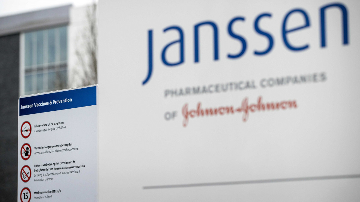 A Janssen gyógyszergyártó üzeme a hollandiai Leidenben 2021. március 10-én. A cég laboratóriumában fejlesztették ki a Johnson and Johnson amerikai multinacionális vállalat egyadagos koronavírus elleni vakcináját, amelynek alkalmazását várhatóan március 11-én engedélyezi az Európai Unió gyógyszerfelügyeleti hatósága. Uniós tisztviselők szerint a szállítások várhatóan áprilisban kezdődnek.