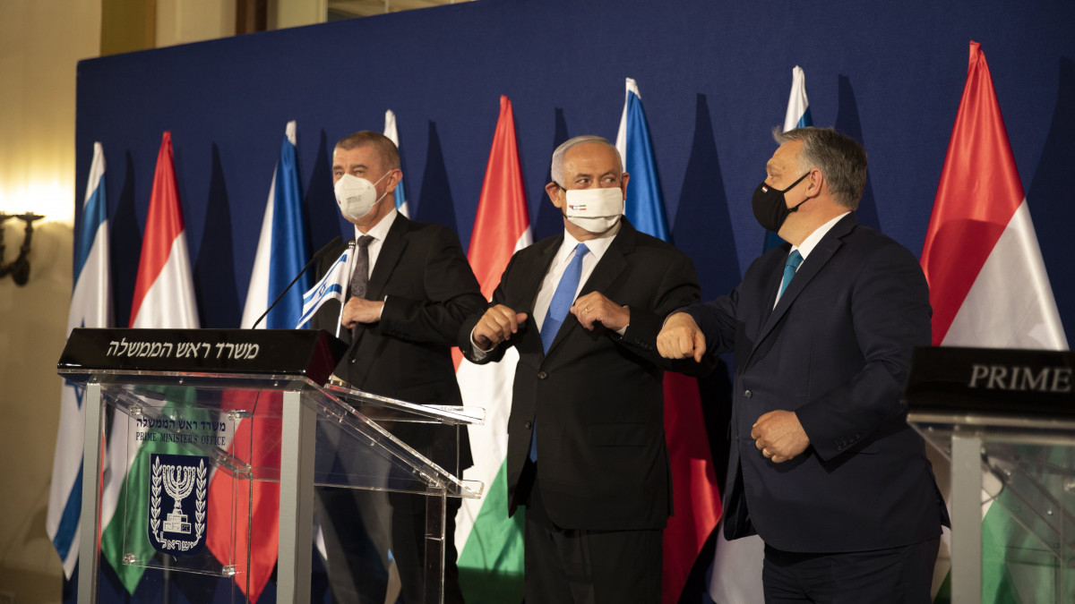A Miniszterelnöki Sajtóiroda által közreadott képen Orbán Viktor miniszterelnök (j), Benjamin Netanjahu izraeli (k) és Andrej Babis cseh kormányfő (b) könyökérintéssel köszöntik egymást közös sajtótájékoztatójukon a magyar-cseh-izraeli kormányfői csúcstalálkozón a King David Hotelben Jeruzsálemben 2021. március 11-én. A találkozó fő témája a koronavírus-járvány elleni védekezés.