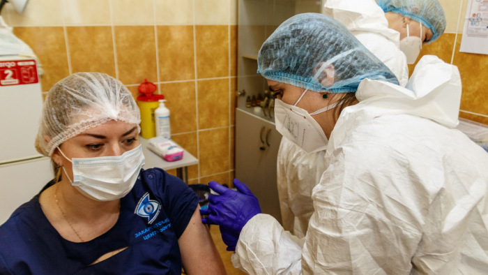 Koronavírus - Nem lassul a fertőzés terjedése továbbra sem, tele a kórházak Ukrajnában