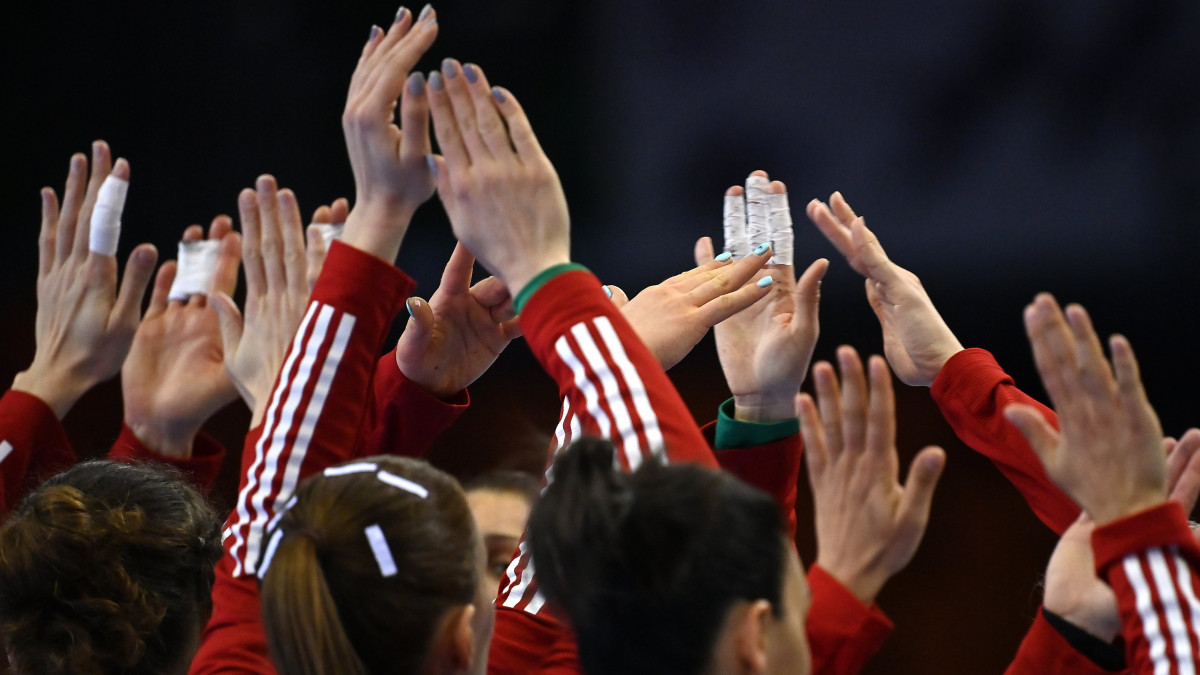 A magyar válogatott tagjai a női kézilabda olimpiai selejtezőtorna Magyarország - Oroszország mérkőzésének kezdete előtt a győri Audi Arénában 2021. március 21-én.