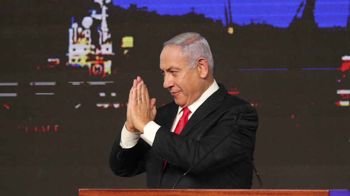 Benjámin Netanjahu izraeli miniszterelnök, a jobboldali Likud párt elnöke a parlamenti választások eredményváró rendezvényén Jeruzsálemben 2021. március 24-én. Az exit poll-adatok szerint a két éven belül negyedszer megrendezett parlamenti választáson Netanjahu tömbje és Naftali Bennet Jobbra nevű pártja együtt megszerezte a kneszet 120 helyének kormányzáshoz szükséges többséget, 61 mandátumot.
