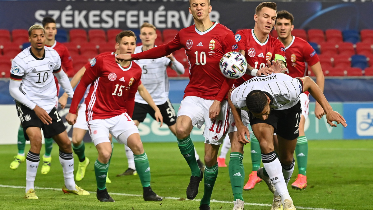 Szőke Adrián, Bolla Bendegúz és a német Josha Vagnoman (elöl, b-j) a férfi labdarúgó U21-es Európa-bajnokság első csoportkörében, az A csoportban játszott Magyarország-Németország mérkőzésen a székesfehérvári Mol Aréna Sóstó stadionban 2021. március 24-én.