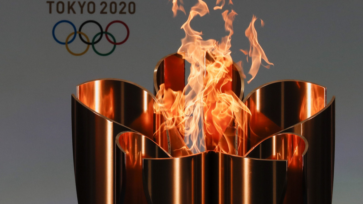 A 2020-as tokiói nyári olimpia és paralimpia kandelábere az ötkarikás játékok fáklyaváltójának kezdetén a Fukusima prefektúrában fekvő Narahában 2021. március 25-én. A fáklyaváltó 121 nap alatt érinti az ország mind a 47 prefektúráját. A koronavírus-járvány miatt 2020-ról 2021-re halasztott ötkarikás játékokat a tervek szerint 2021. július 23. és augusztus 8. között rendezik.