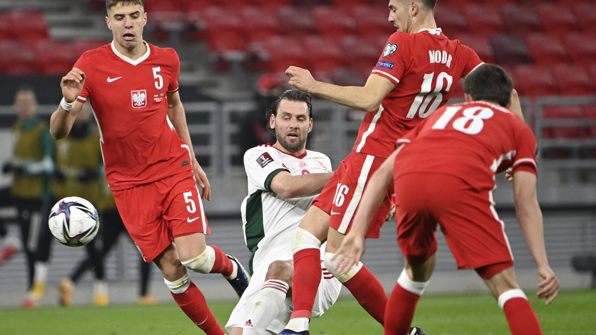 Szalai Ádám (b2), valamint a lengyel Jan Bednarek (b), Jakub Moder és Bartosz Bereszyński (j) a labdarúgó-világbajnokság európai selejtezőjében játszott Magyarország-Lengyelország mérkőzésen a Puskás Arénában, Budapesten 2021. március 25-én.