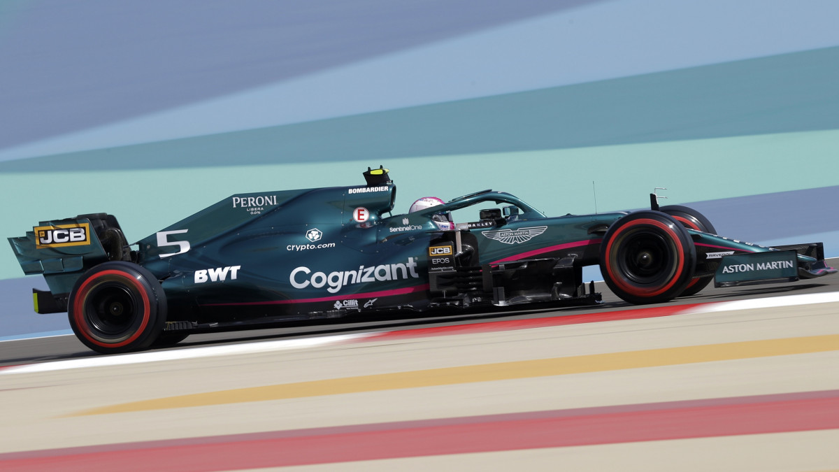 Sebastian Vettel, az Aston Martin Cognizant német versenyzője a Forma-1-es autós gyorsasági világbajnokság Szahíri Nagydíjának első szabadedzésén a szahíri pályán 2021. március 26-án. A szezonnyitó bahreini futamot március 28-án rendezik.