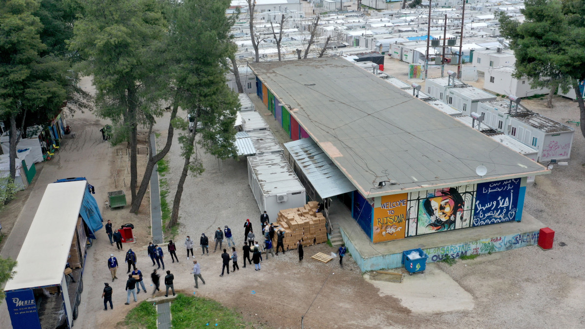 A drónfelvételen az Athéntól 80 kilométerre fekvő ritsonai menekülttábor látható 2020. április 3-án. A görög hatóságok a táborban előző nap kéthetes kijárási tilalmat rendeltek el, miután az ott tartozkodó 2800 bevándorló közül 23-nál kimutatták a koronavírus-fertőzést.