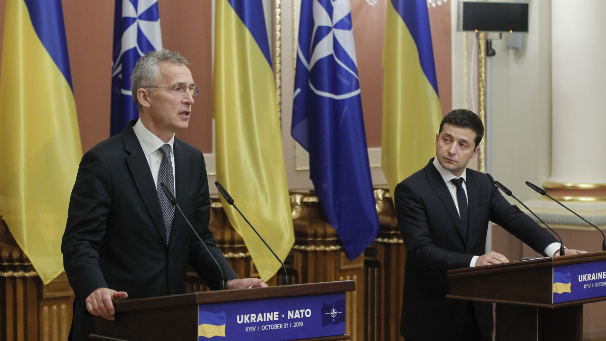 Volodimir Zelenszkij ukrán államfő (j) és Jens Stoltenberg NATO-főtitkár sajtótájékoztatót tart a NATO-Ukrajna bizottság ülése után Kijevben 2019. október 31-én.