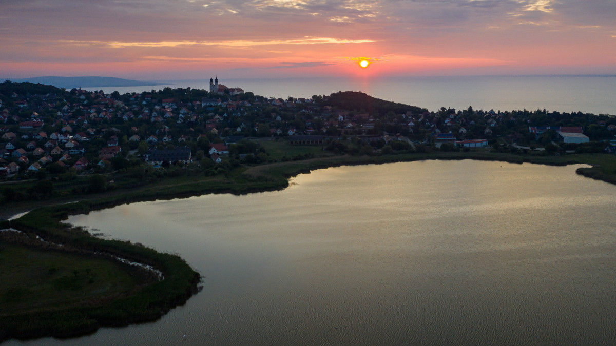 Tihany és a Tihanyi Bencés Apátság látképe napfelkeltekor 2020. május 16-án. Előtérben a Belső-tó, háttérben a Balaton.