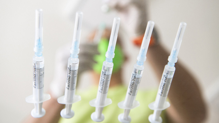Védelmébe vette egy uniós vezető a harmadik adag védőoltást