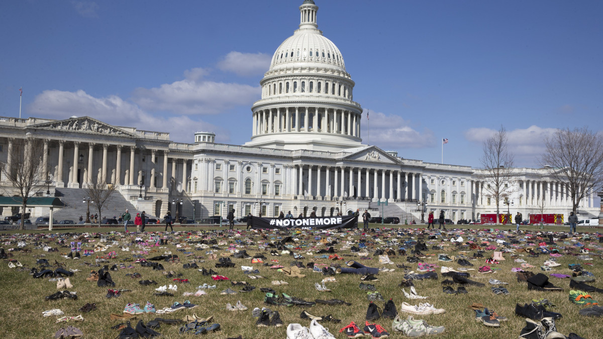 Washington, 2018. március 13.Gyászolók közel hétezer pár cipőt helyeztek el a törvényhozás washingtoni épülete, a Capitolium előtt 2018. március 13-án. A cipőkkel a Connecticut állambeli Newtown Sandy Hook általános iskolájában 2012. december 14-én történt lövöldözés óta fegyver által elhunyt gyerekekre emlékeznek. 2018-ban már 17 iskolai lövöldözés volt az Egyesült Államokban.  (MTI/EPA/Michael Reynolds)