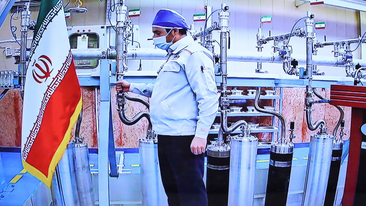 Az iráni elnöki hivatal által közreadott képen egy mérnök dolgozik a natanzi nukleáris komplexumban a Haszan Róháni iráni elnökkel folytatott videokonferencia közben Teheránban 2021. április 10-én. Irán ezen a napon bejelentette, hogy az atomprogramjáról szóló 2015-ös hathatalmi megállapodást szándékosan megsértve újabb, modernebb, ezáltal gyorsabb urándúsító centrifugákat helyezett üzembe, valamint hogy elkezdte a legújabb fejlesztésű centrifugájának gépészeti próbáját.