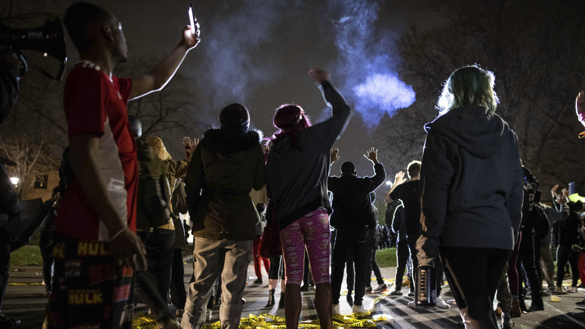 Tiltakozók gyülekeznek a Minnesota állambeli Minneapolis Brooklyn Center nevű negyedének egyik rendőrőrse előtt 2021. április 11-én. Ezen a napon tiltakozások robbantak ki Minnesota amerikai állam székhelyén azután, hogy egy rendőri igazoltatást követően lelőttek egy fekete bőrű fiatalt, akit közlekedési szabálysértés miatt állítottak meg. A 20 éves Daunte Wright ellen elfogatóparancs volt érvényben, de megpróbált elhajtani a helyszínről.