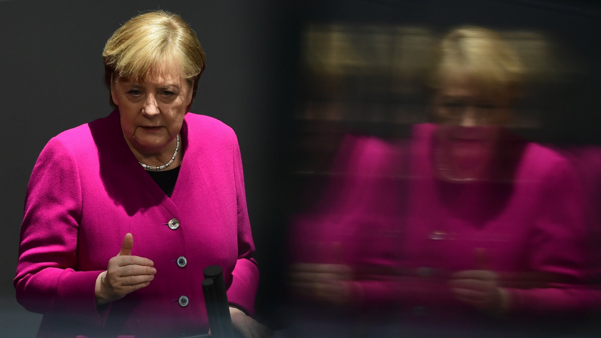 Angela Merkel német kancellár felszólal a német parlamenti alsóház, a Bundestag ülésén Berlinben 2021. március 25-én.
