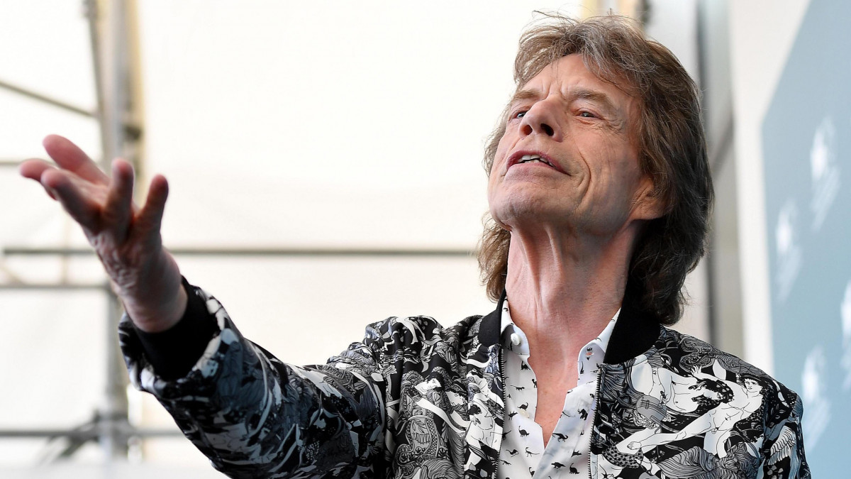 Mick Jagger, a Rolling Stones angol rockzenekar énekese a The Burnt Orange Heresy című filmjének bemutatója alkalmából tartott fotózáson a 76. Velencei Filmfesztiválon 2019. szeptember 7-én.