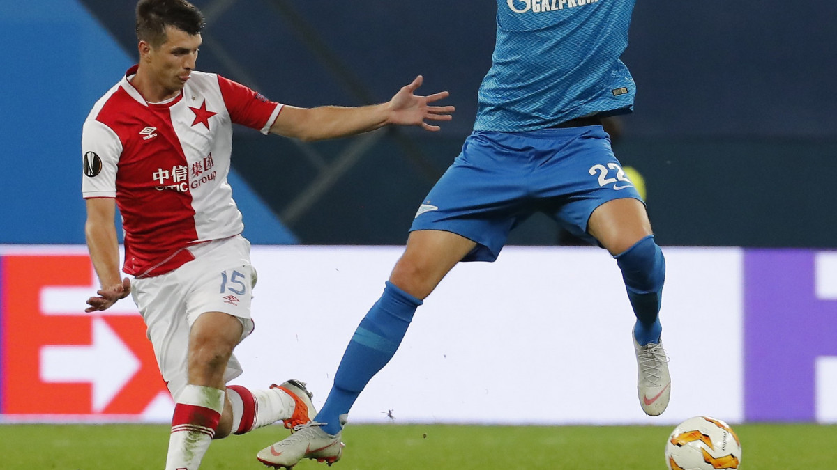 Artyom Dzjuba, az orosz Zenit (j) és Ondrej Kudela, a cseh Slavia Praha játékosa a labdarúgó Európa-liga második fordulójában, a C csoportban játszott mérkőzésen a szentpétervári stadionban 2018. október 4-én.