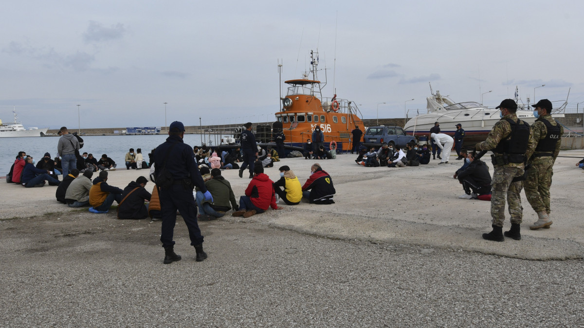 A görög parti őrség tagjai illegális bevándorlókat őriznek a nyugat-görögországi Katakolo kikötőjében 2020. november 3-án, miután egy 65 embert szállító csónakot mentettek ki a tengerből. A görög migrációügyi minisztérium november 5-én bejelentette, hogy az illegális bevándorlók közül 35-en Törökországból, a többiek Afganisztánból és Irakból érkeztek.