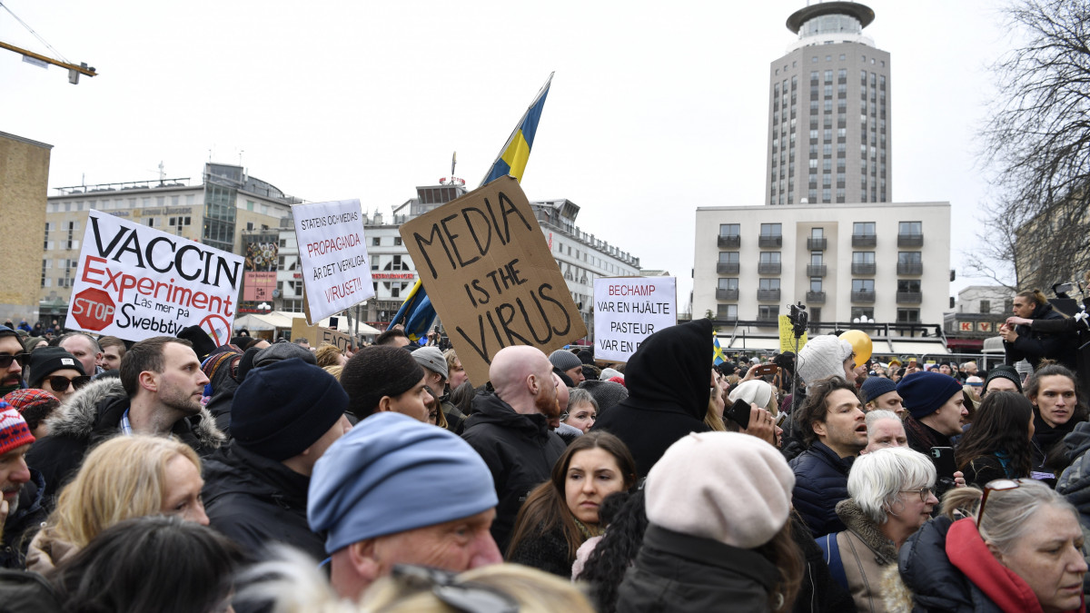 A koronavírus-járvány miatt bevezetett korlátozások ellen tüntetnek Stockholmban 2021. március 6-án.