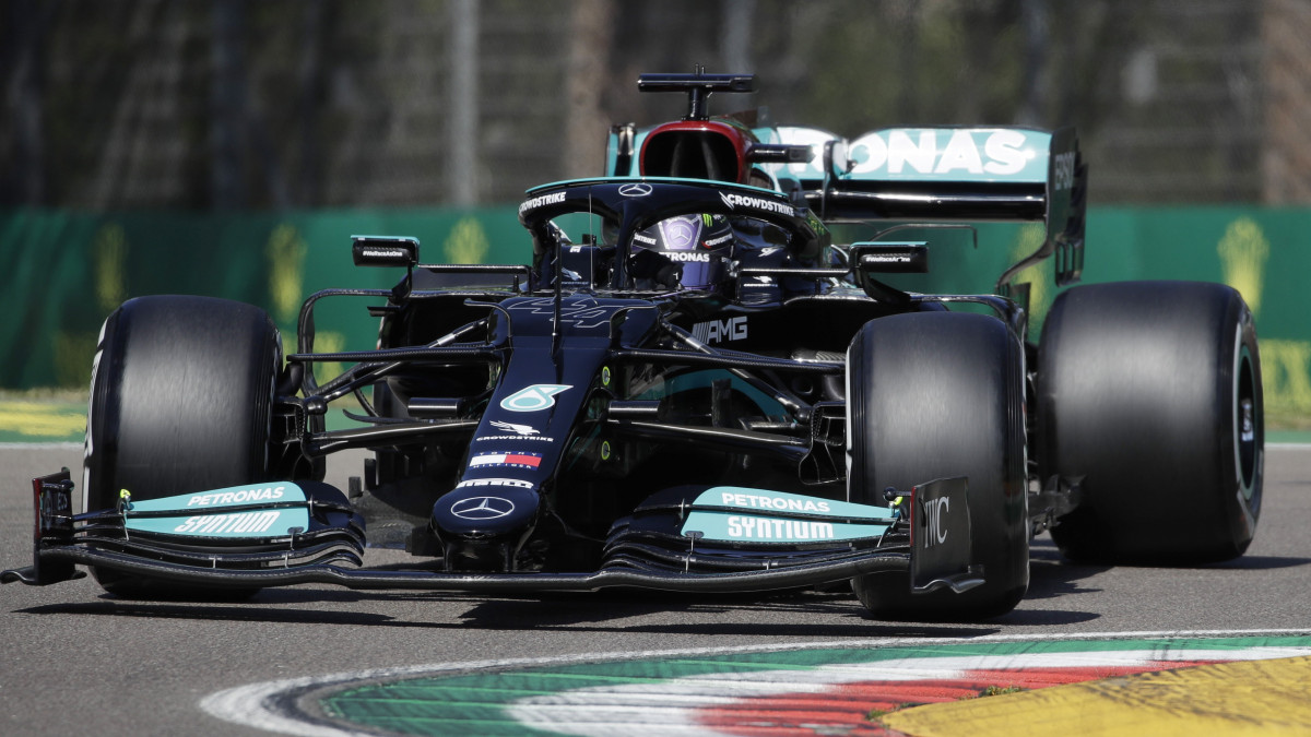 Lewis Hamilton, a Mercedes brit versenyzője a Forma-1-es autós gyorsasági világbajnokság Emilia Romagna Nagydíjának első szabadedzésén az imolai pályán 2021. április 16-án. A futamot április 18-án rendezik.