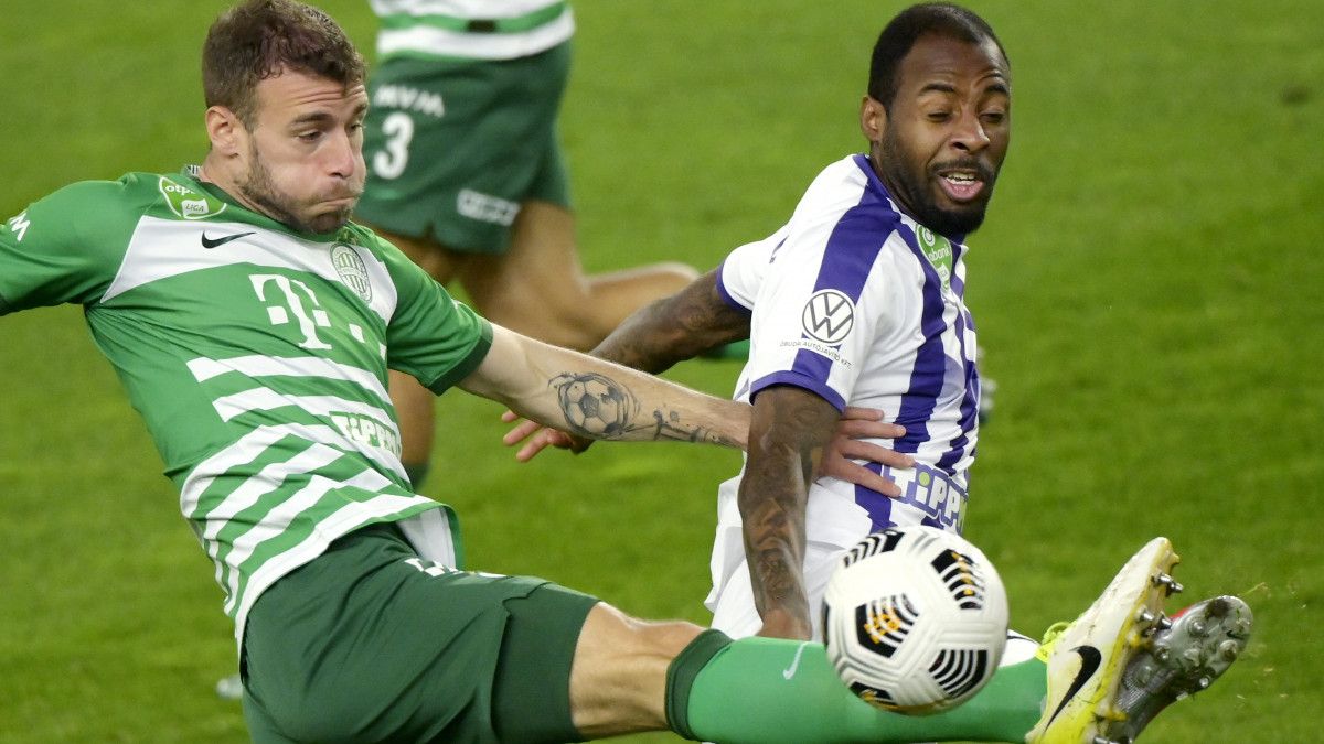 A ferencvárosi Miha Blazic (b) és az újpesti Junior Tallo a labdarúgó OTP Bank Liga 30. fordulójában játszott Ferencvárosi TC - Újpest FC mérkőzésen a Groupama Arénában 2021. április 20-án.