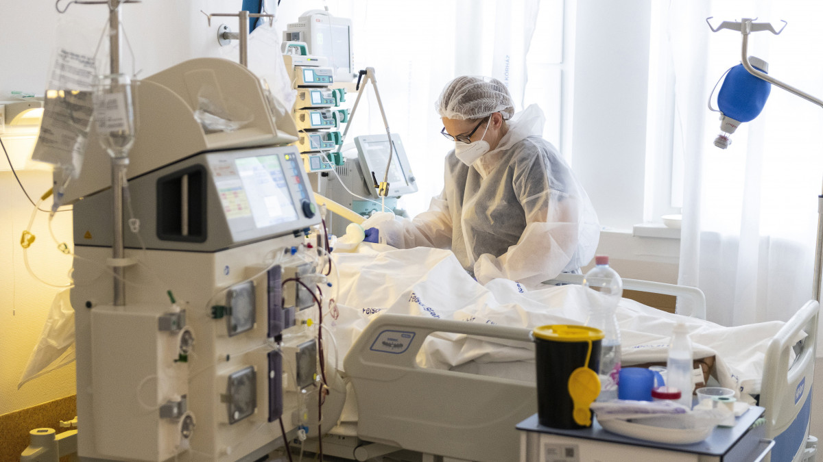 Lélegeztetett, dializált beteget ápolnak a Felső-Szabolcsi Kórház koronavírussal fertőzött betegek ellátására kialakított intenzív osztályán Kisvárdán 2021. április 13-án.