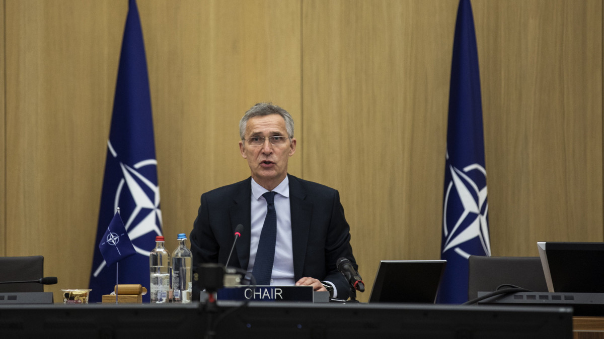 A NATO által közreadott képen Jens Stoltenberg NATO-főtitkár megnyitja a NATO-tagországok külügyminisztereinek kétnapos, videokonferencia keretében megrendezett ülését Brüsszelben 2020. december 1-jén. Stoltenberg kijelentette, hogy nem engedhető meg, hogy a világ az atomtöltetek számát szabályozó megállapodás nélkül maradjon, ezért a NATO és tagállamai elkötelezettek a globális fegyverzetellenőrzés és a leszerelés, ezzel összefüggésben pedig egy átfogóbb fegyverzet-ellenőrzési rendszer kidolgozása mellett.