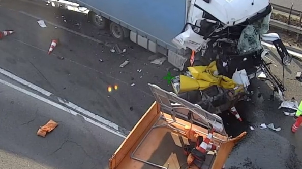 Kamion szállt bele nagy erővel az útkarbantartók autójába – videó