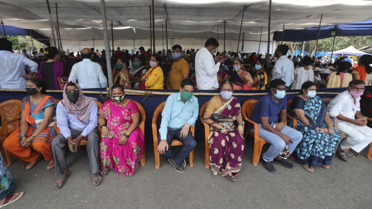 Koronavírus elleni oltásra várakoznak emberek Mumbaiban 2021. április 22-én. Indiában az elmúlt 24 órában több mint 300 ezer új koronavírus-fertőzöttet regisztráltak az egészségügyi minisztérium tájékoztatása szerint, ezzel az ázsiai országban ismét rekordot döntött a fertőzöttek napi növekménye.