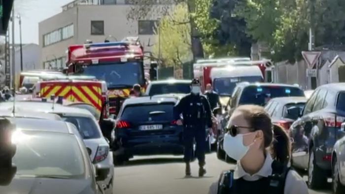 Halálra késeltek egy francia rendőrnőt, a támadót lelőtték