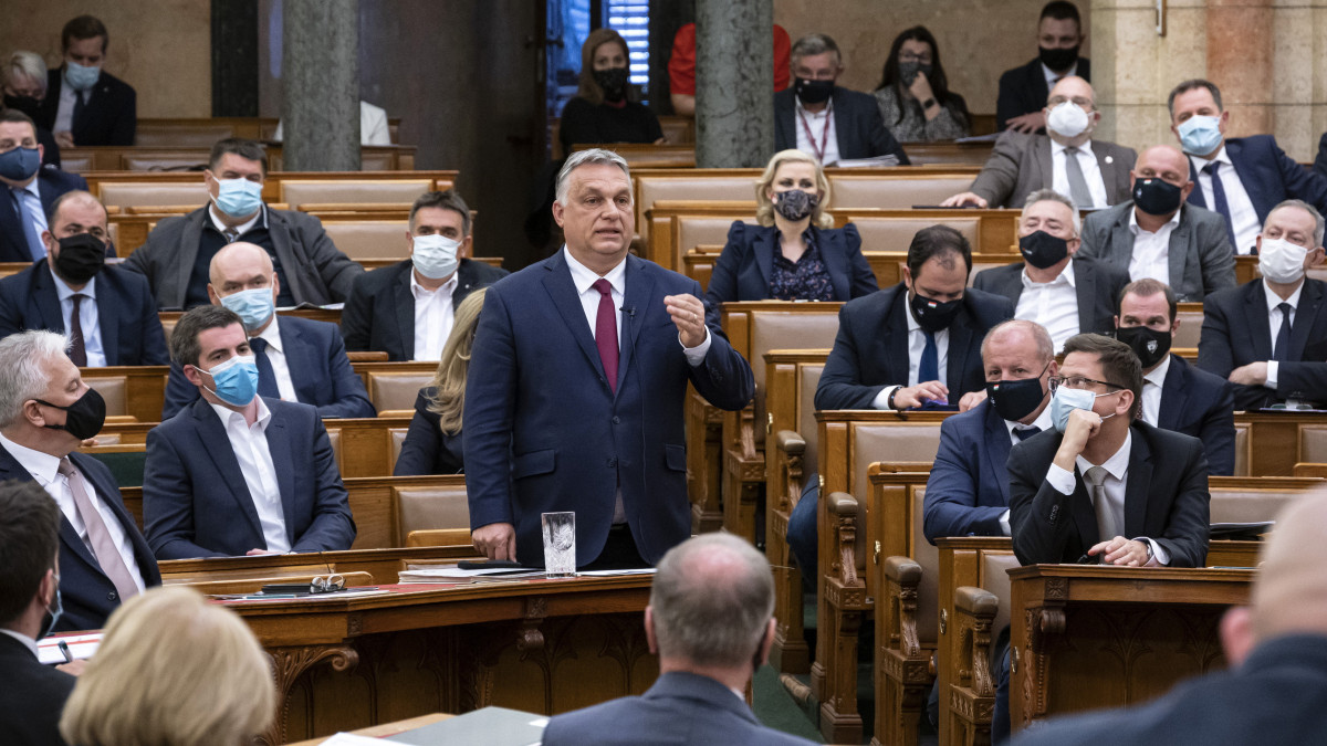 Orbán Viktor miniszterelnök azonnali kérdésre válaszol az Országgyűlés plenáris ülésén 2021. április 26-án.
