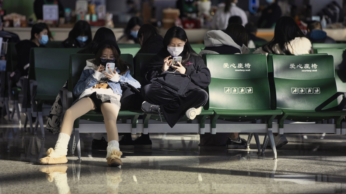 Utasok várakoznak gépük indulására a sanghaji repülőtéren 2021. január 29-én, két héttel a holdújév kezdete előtt. A legnagyobb kínai ünnep miatt minden évben kínaiak százmilliói kelnek útra, hogy családjuk körében töltsék el a tavaszünnepet.A koronavírus-járvány miatt a belföldi utazásokhoz 7 napon belül készült negatív vírusteszt szükséges. A kínai holdnaptár szerint idén február 12-én köszönt be az új év, amely az állatövek szerint jelölt tizenkét esztendő közül a bivaly éve lesz.