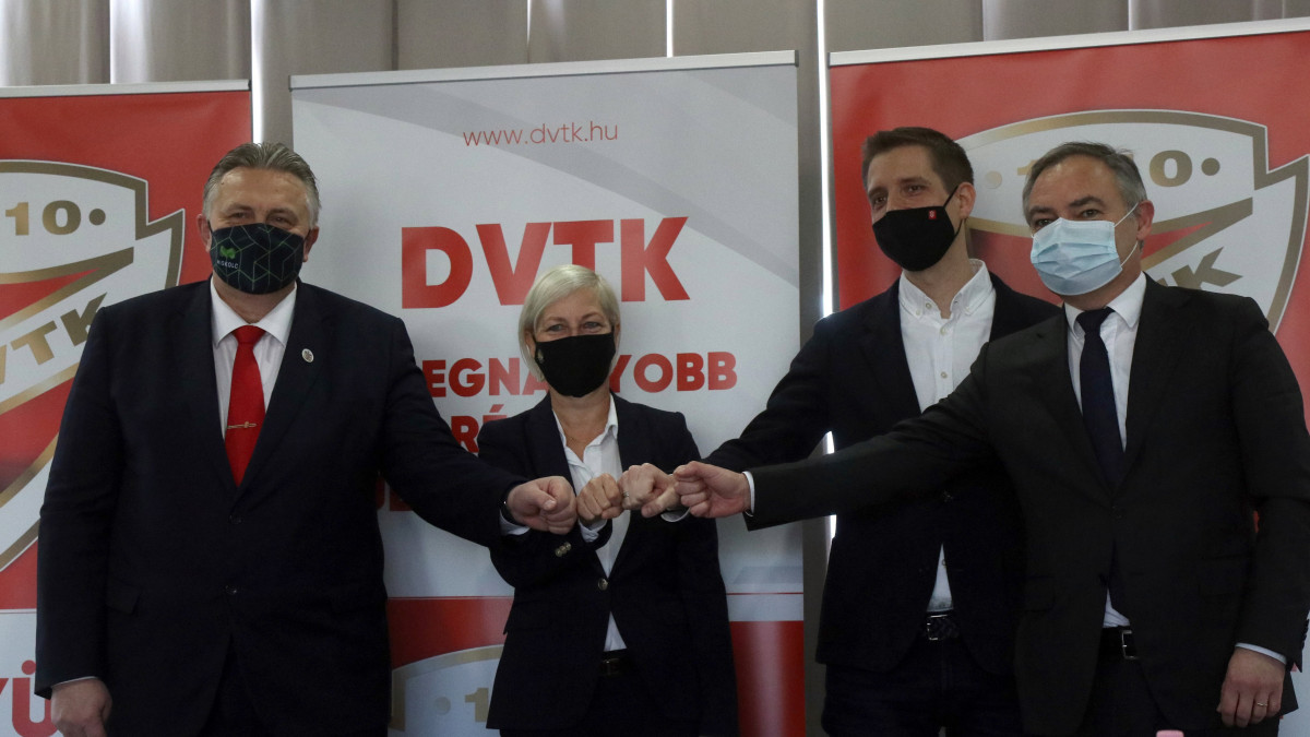 Veres Pál, Miskolc polgármestere, Csöbör Katalin fideszes országgyűlési képviselő, Sántha Gergely, a DVTK elnöke és Kiss János miniszterelnöki biztos (b-j) a diósgyőri stadionban tartott sajtótájékoztatón 2021. április 28-án. A magyar kormány a DVTK észak-magyarországi sportinfrastruktúra fejlesztési programjának folytatásához 1,2 milliárd forint többletforrást, a klub utánpótlásának regionális fejlesztéséhez 1,1 milliárd forint céltámogatást ad.