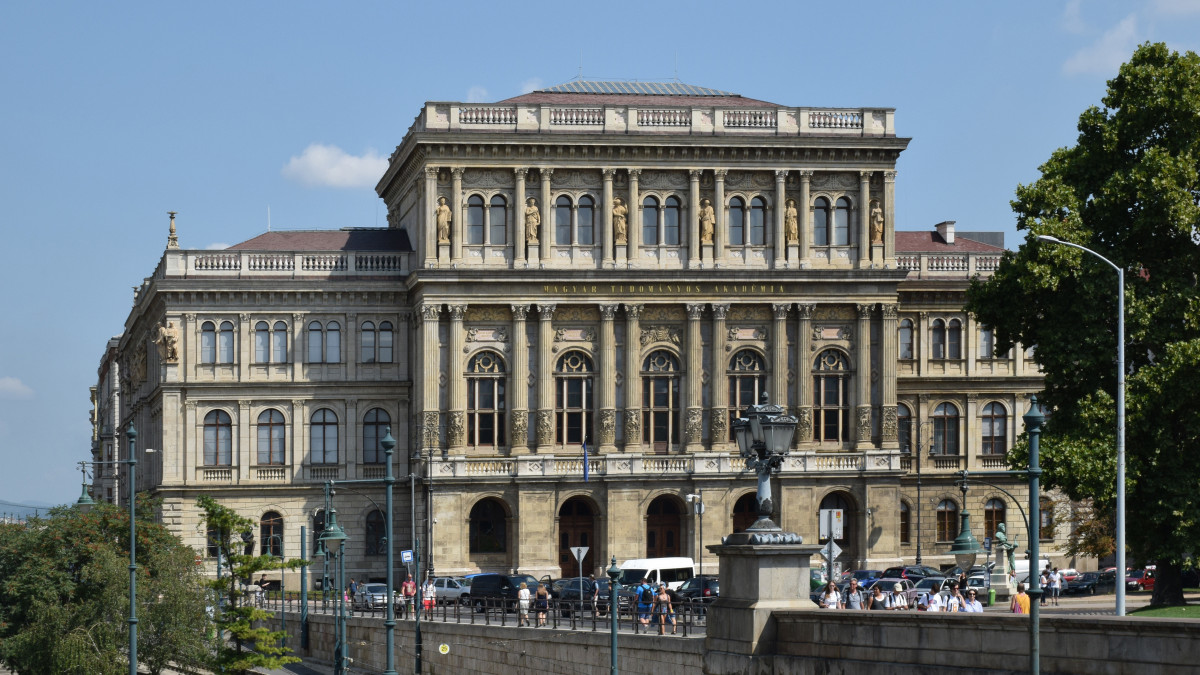 A Magyar Tudományos Akadémia székháza Budapest V. kerületében, a Széchenyi István tér 9. alatt. Az épület neoreneszánsz stílusban épült, tervezője Friedrich August Stüler. A kivitelezés 1862 tavaszán kezdődött Ybl Miklós és Szkalnitzky Antal vezetésével. A felavatásra 1865. december 11-én került sor. MTVA/Bizományosi: Váli Miklós  *************************** Kedves Felhasználó!