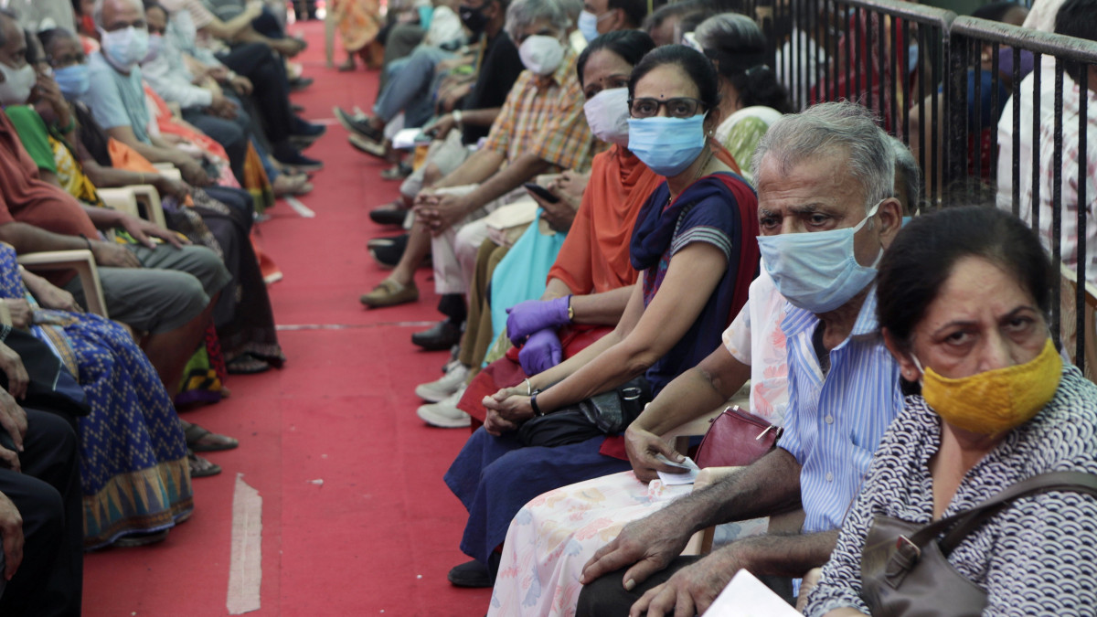 Mumbai, 2021. április 29. Az új koronavírus elleni oltásra várnak az indiai Mumbaiban 2021. április 29-én. Indiában napról napra több koronavírussal fertőződött beteget vesznek jegyzékbe, a napi új betegek száma itt a legmagasabb a világon. Radzsanis Kakade