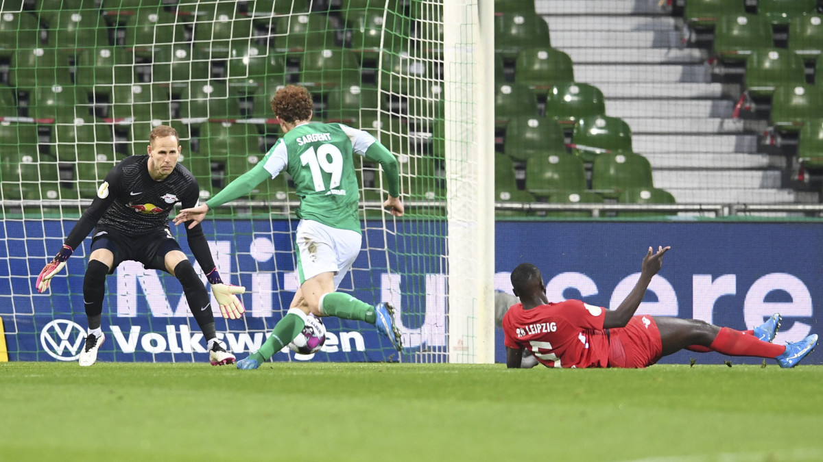 Josh Sargent, a Werder Bremen játékosa (k) kihagy egy gólhelyzetet Gulácsi Péterrel, az RB Leipzig kapusával szemben a labdarúgó Német Kupa elődöntőjében a brémai Weser Stadionban 2021. április 30-án.