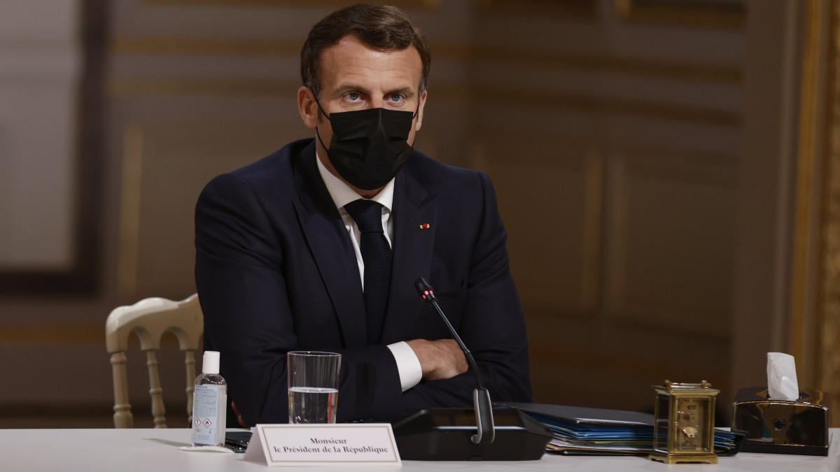 Emmanuel Macron francia elnök a francia szakszervezetek képviselőivel folytat megbeszélést a párizsi Elysée-palotában 2021. április 29-én.