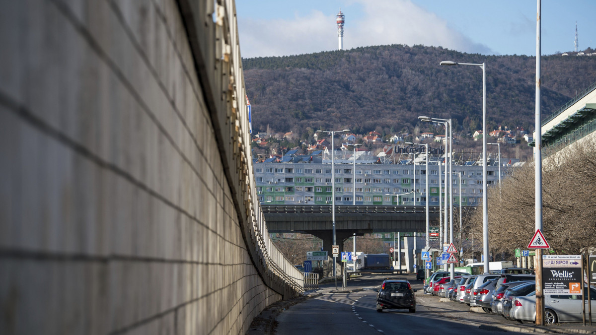 Felüljáró a Flórián téren 2019. január 3-án. A Budapesti Közlekedési Központ beruházásában felújítják a tér felüljáróit, a kivitelezésére kiírt közbeszerzési eljárás ajánlattételi időszaka január 25-én zárul. Sikeres pályáztatás után tavasszal indul, és várhatóan 14 hónapig tart majd a felújítás.