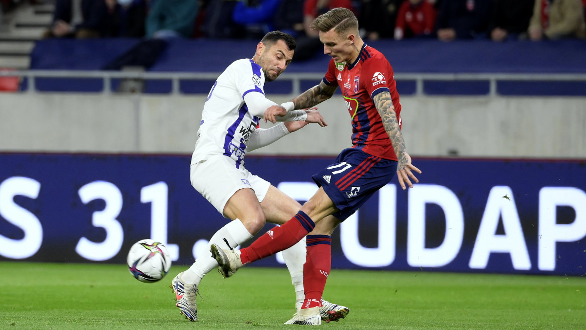 Az újpesti Nikola Mitrovic (b) és a fehérvári Bolla Bendegúz Bence (j) a labdarúgó MOL Magyar Kupa döntőjében, a MOL Fehérvár FC - Újpest FC mérkőzésen a budapesti Puskás Arénában 2021. május 3-án.