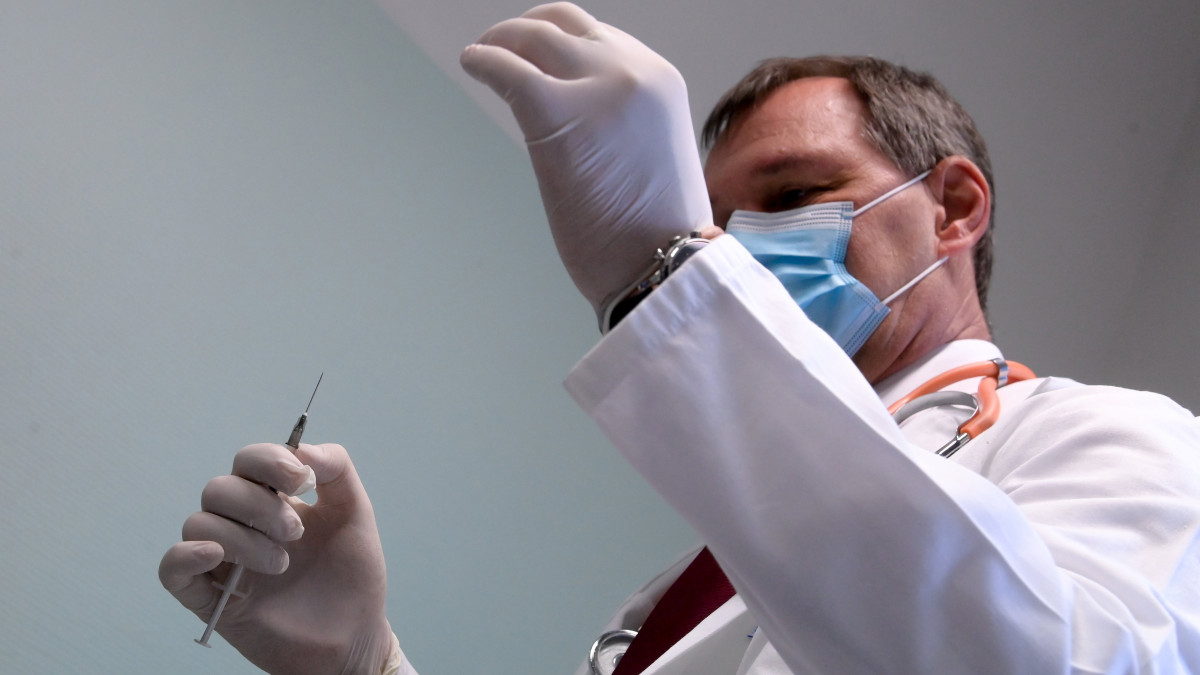 Szlávik János infektológus főorvos az első Pfizer és a BioNTech által kifejlesztett koronavírus elleni oltóanyaggal a Dél-pesti Centrumkórházban 2020. december 26-án.