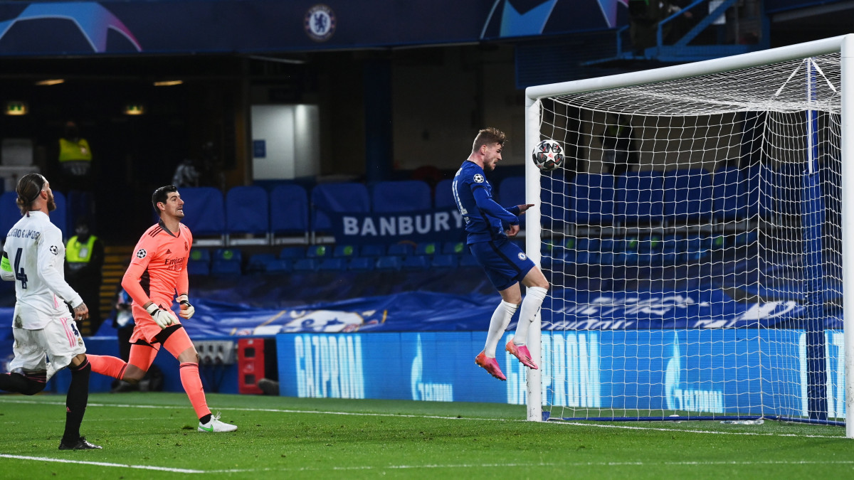 Timo Werner, a Chelsea játékosa (j) gólt szerez a Real Madrid ellen a labdarúgó Bajnokok Ligája elődöntőjének visszavágó mérkőzésén a londoni Stamford Bridge stadionban 2021. május 5-én.
