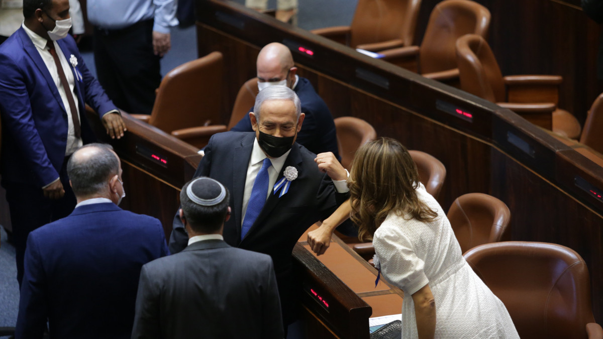 Benjámin Netanjahu miniszterelnök (k) az új izraeli törvényhozás alakuló ülése a parlament, a knesszet jeruzsálemi épületében 2021. április 6-án. Az elnök Benjámin Netanjahut, a Likud párt elnökét kérte fel ismét kormányalakításra.