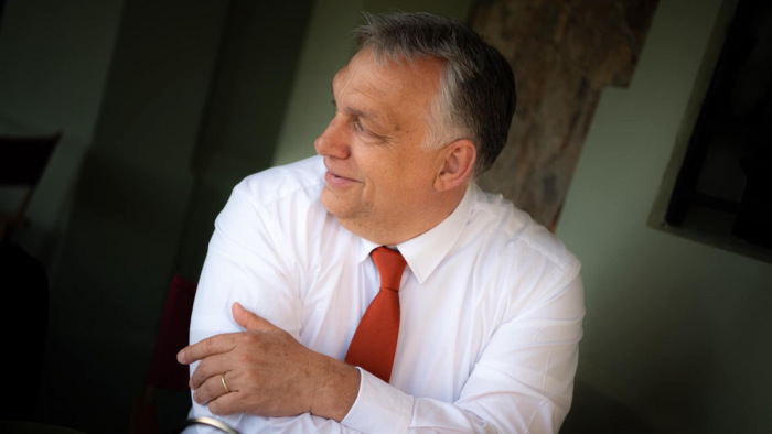 Némi magyarázattal szolgál Orbán Viktor új posztja a rejtélyes v betűre - fotó