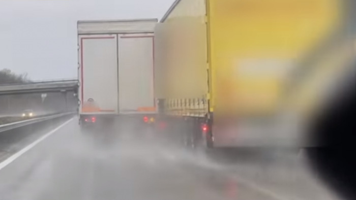 Őrülten veszélyes kamionos mérkőzés alakult ki az M1-esen - videó