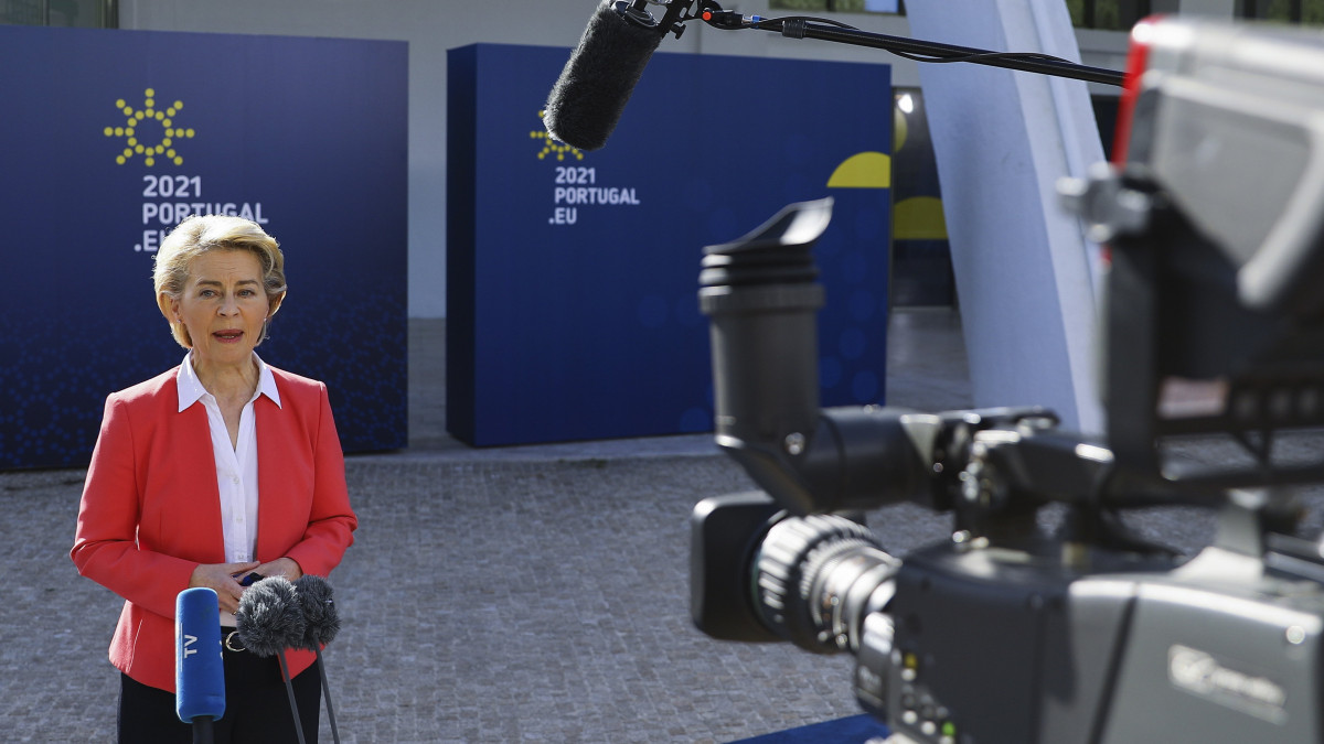 Ursula von der Leyen, az Európai Bizottság elnöke sajtótájékoztatót tart az uniós tagországok állam-, illetve kormányfőinek csúcstalálkozóján Portóban 2021. május 8-án. A találkozó második munkanapjának középpontjában a koronavírus okozta világjárvány megfékezése, valamint az európai szociálpolitikai kérdések szerepelnek.