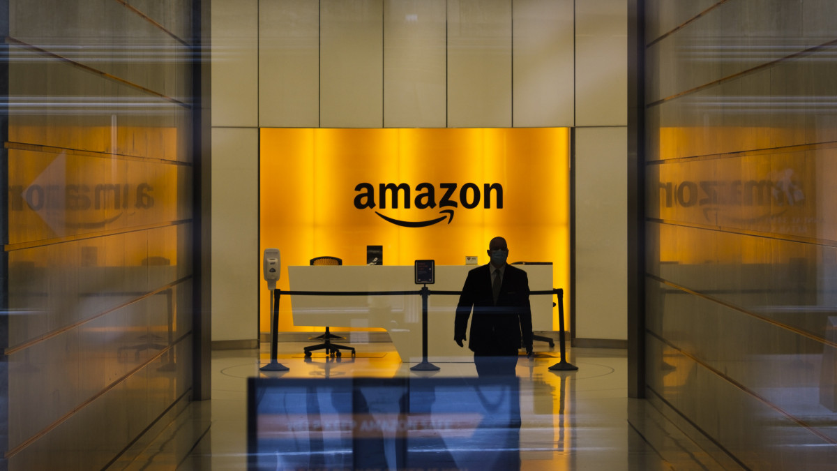 Védőmaszkot viselő férfi az Amazon.com elektronikus kereskedelemmel foglalkozó amerikai cég New York-i irodaházában 2020. május 27-én. A koronavírus-járvány miatt a nem létfontosságú üzleteknek és vállalkozásoknak fel kellett függeszteni a működésüket az Egyesült Államokban.