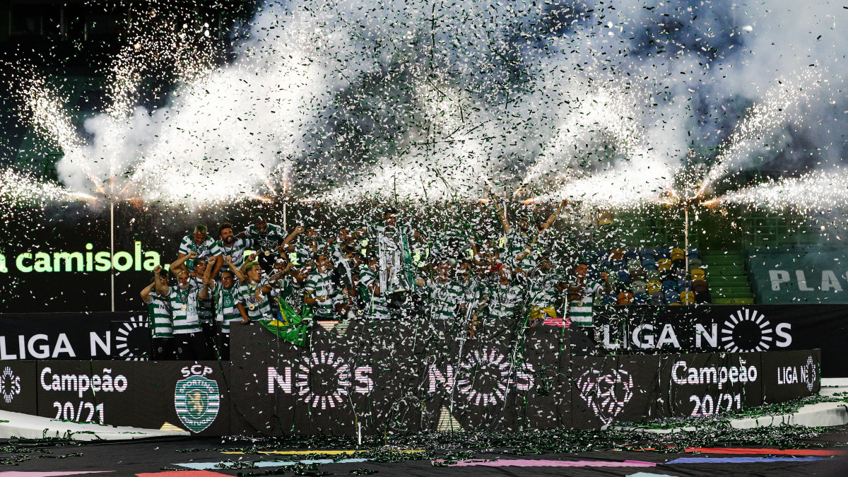 A Sporting Lisboa játékosai ünnepelnek a bajnoki trófeával, miután 1-0-ra legyőzték a Boavistát és ezzel megnyerték a portugál labdarúgó-bajnokságot Lisszabonban 2021. május 11-én.