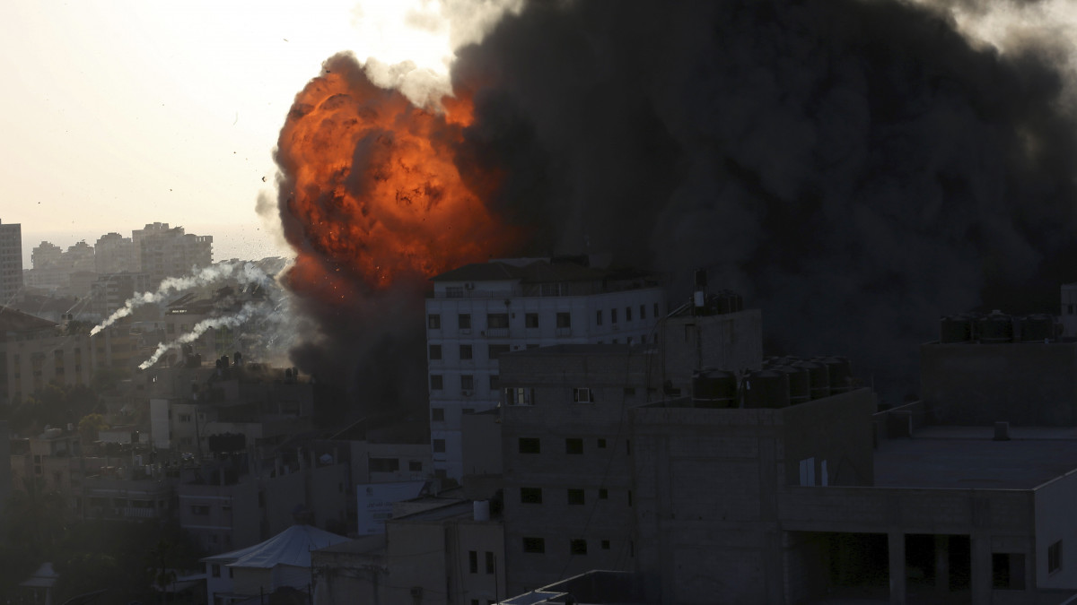 Sűrű füst gomolyog Gáza városa fölött egy izraeli légicsapás után 2021. május 12-én.A Gázai övezetet uraló iszlamista Hamász szervezet és Izrael között május 10-én este kezdődött rakétaháború, miután Jeruzsálemben összecsaptak egymással a palesztinok és izraeli biztonsági erők az iszlám - Mekka és Medina után - harmadik legszentebb helyén, az al-Aksza mecsetnél.