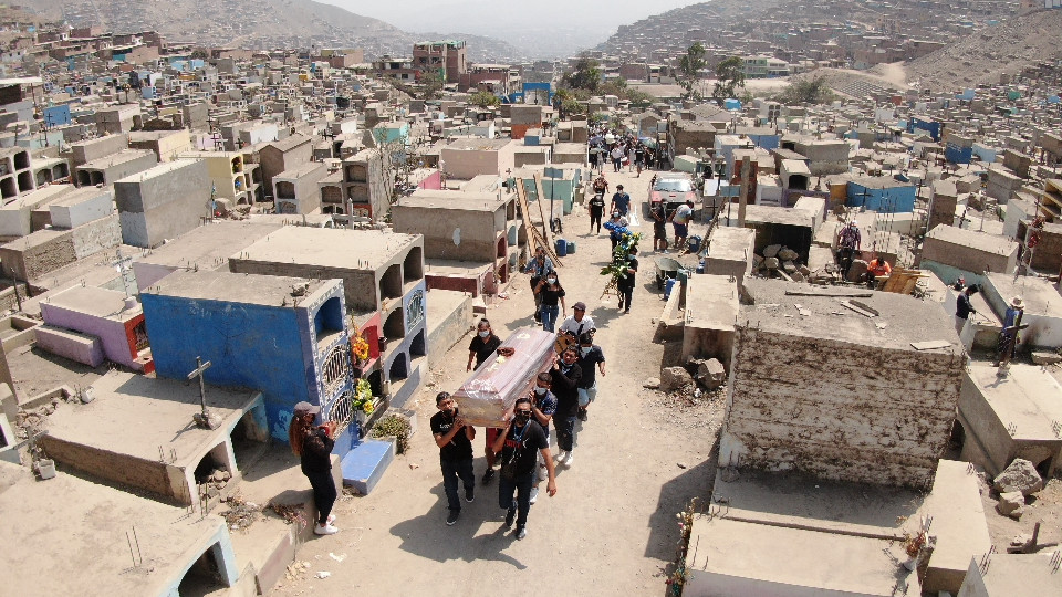 LIMA, PERU - APRIL 17: Aerial view during the burial of JesĂşs SĂĄnchez TurĂ­n, 76, who died of COVID according to his relatives, at Martires 19 de Julio cemetery on April 17, 2021 in Comas, in the outskirts of Lima, Peru. Lima and surrounding areas remain on red alert after number of victims of COVID-19 increased 43,9% in the last week. According to World Health Organization, since the beginning of the pandemic, Peru officially reported 1,681,063 positive cases and 56,149 deaths related to COVID-19 until April 16. (Photo by Marcos Reategui/Getty Images)